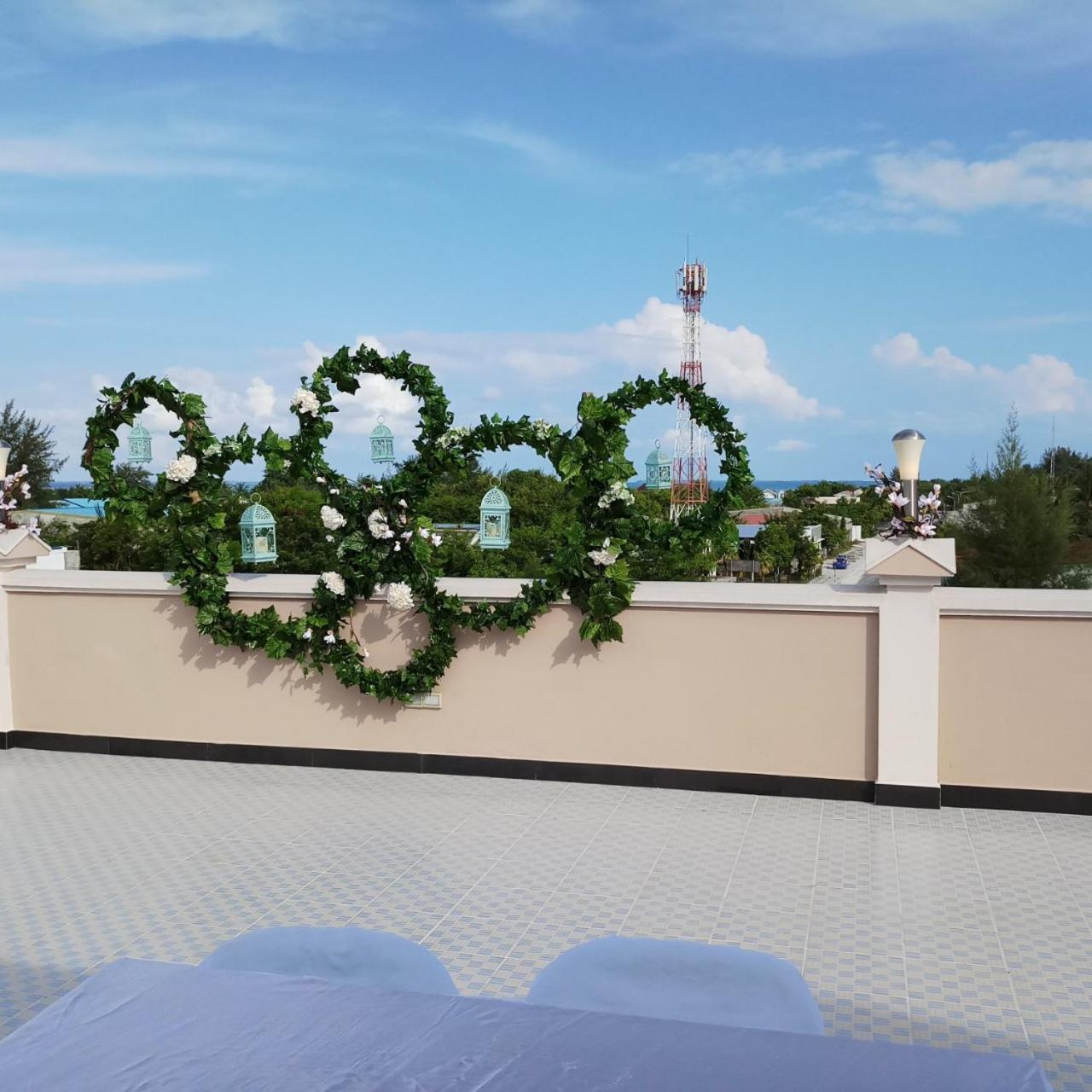 Hotel Abuharee Grand Addu City Esterno foto