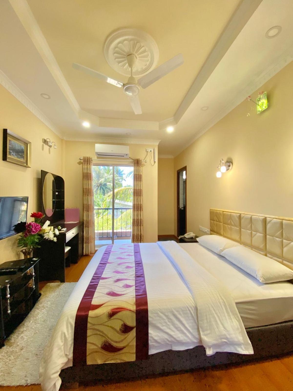 Hotel Abuharee Grand Addu City Esterno foto