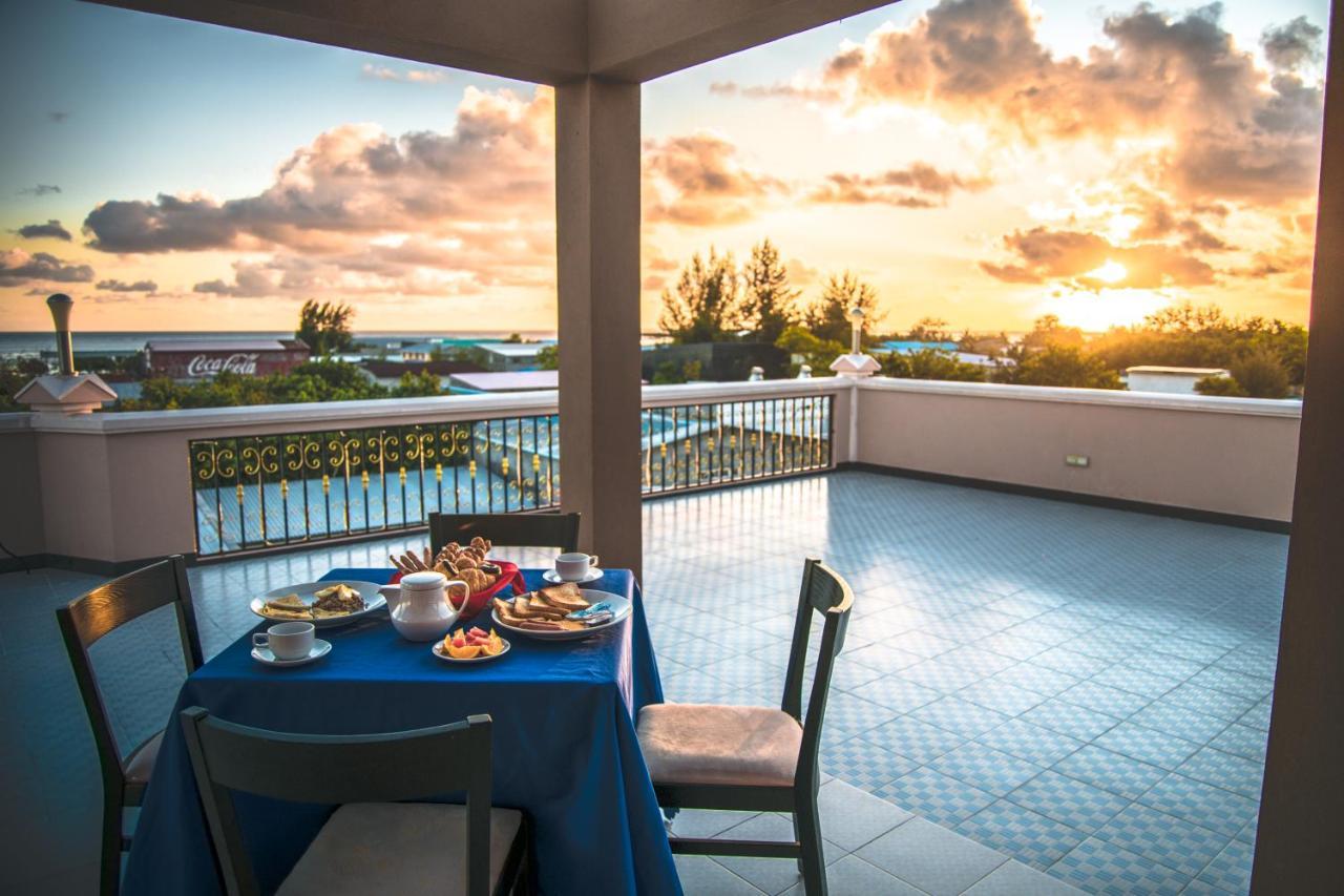 Hotel Abuharee Grand Addu City Esterno foto
