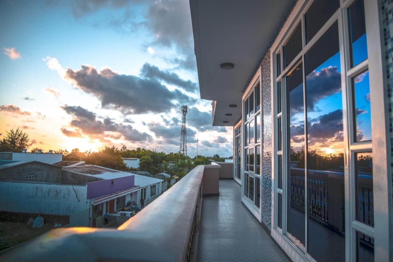 Hotel Abuharee Grand Addu City Esterno foto
