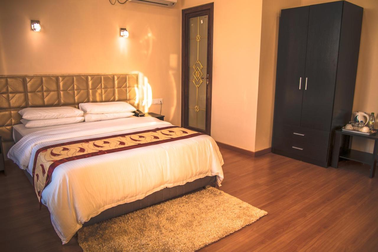 Hotel Abuharee Grand Addu City Esterno foto