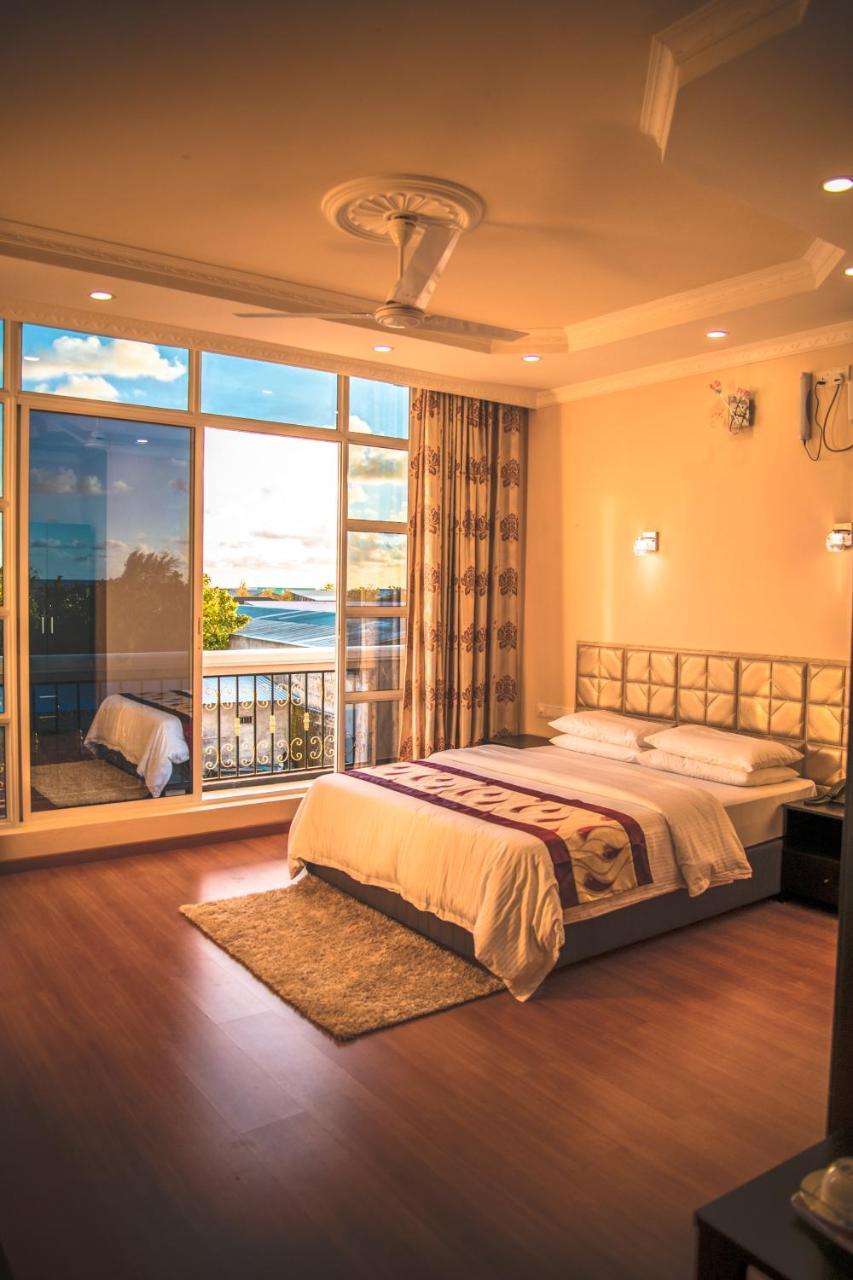 Hotel Abuharee Grand Addu City Esterno foto