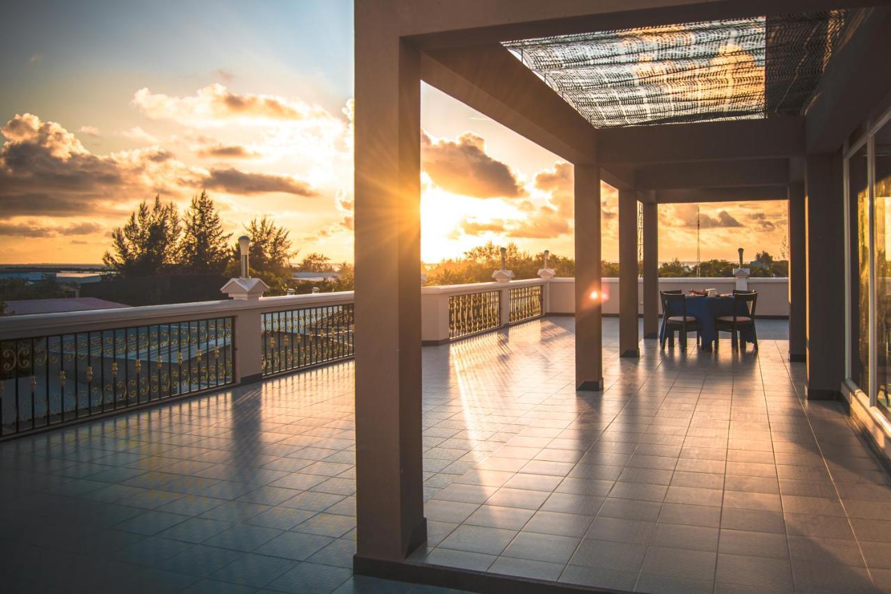 Hotel Abuharee Grand Addu City Esterno foto
