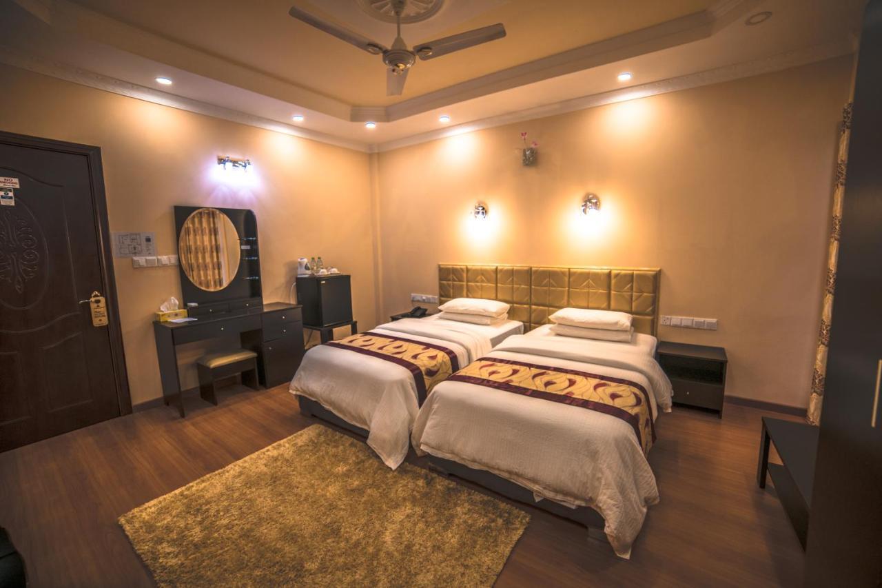 Hotel Abuharee Grand Addu City Esterno foto