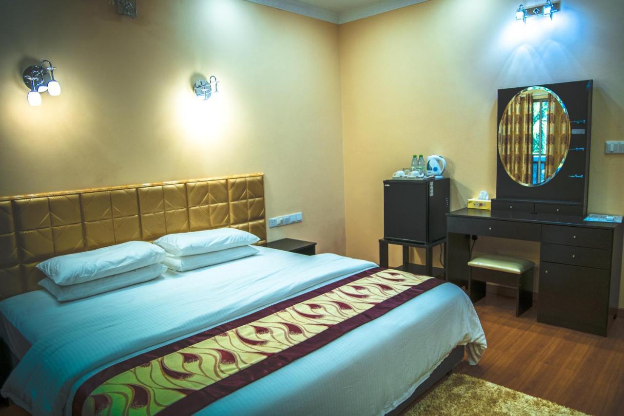 Hotel Abuharee Grand Addu City Esterno foto