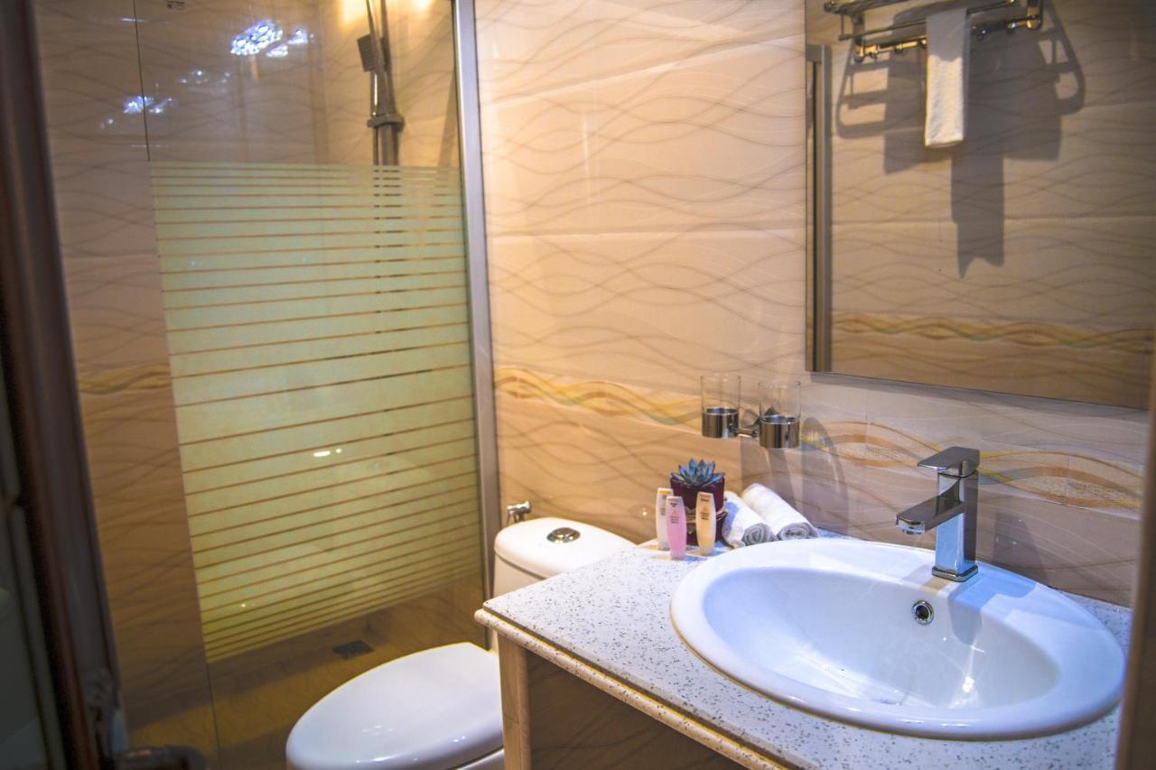 Hotel Abuharee Grand Addu City Esterno foto