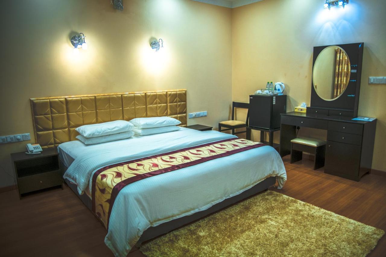 Hotel Abuharee Grand Addu City Esterno foto